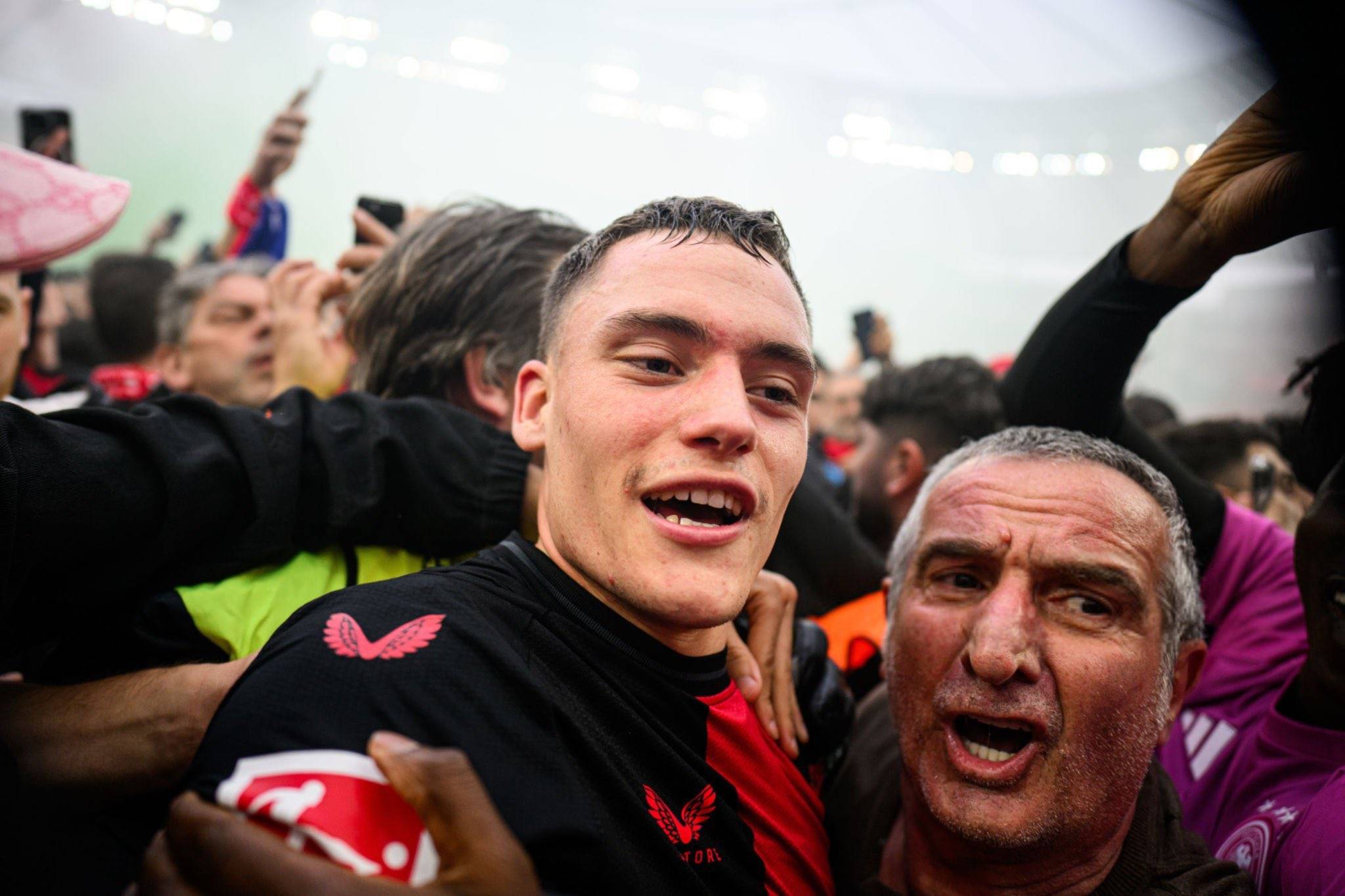 开云体育 注册-中国球迷闯入球场拥抱梅西事件